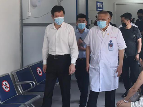 錦州市市委書記靳國衛(wèi)一行到錦州市中心醫(yī)院實地檢查疫情防控、疫苗接種和核酸檢測等工作