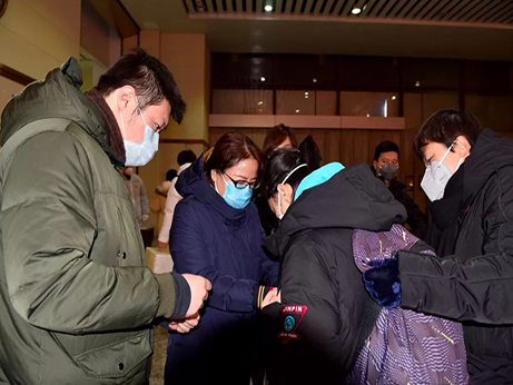 【馳援故事】元宵佳節(jié)前夜 三名鏗鏘玫瑰踏上了奔赴前線的列車 愿每一次出征 都奔向團(tuán)圓