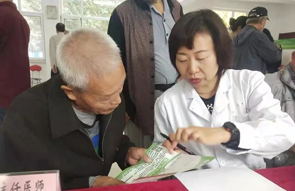 名醫(yī)走基層 健康進(jìn)萬家—錦州市中心醫(yī)院趙錦被評為“遼寧省文化科技衛(wèi)生三下鄉(xiāng)活動(dòng)服務(wù)標(biāo)兵”