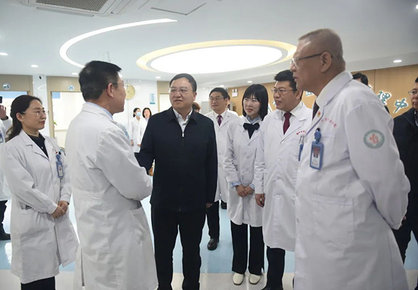市委副書(shū)記、市長(zhǎng)王心宇走訪慰問(wèn)我院醫(yī)護(hù)人員