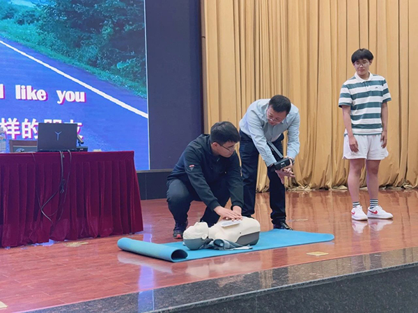 健康教育 | 擔(dān)當(dāng)責(zé)任健康行 急救知識進(jìn)校園 —錦州市中心醫(yī)院急救知識進(jìn)校園